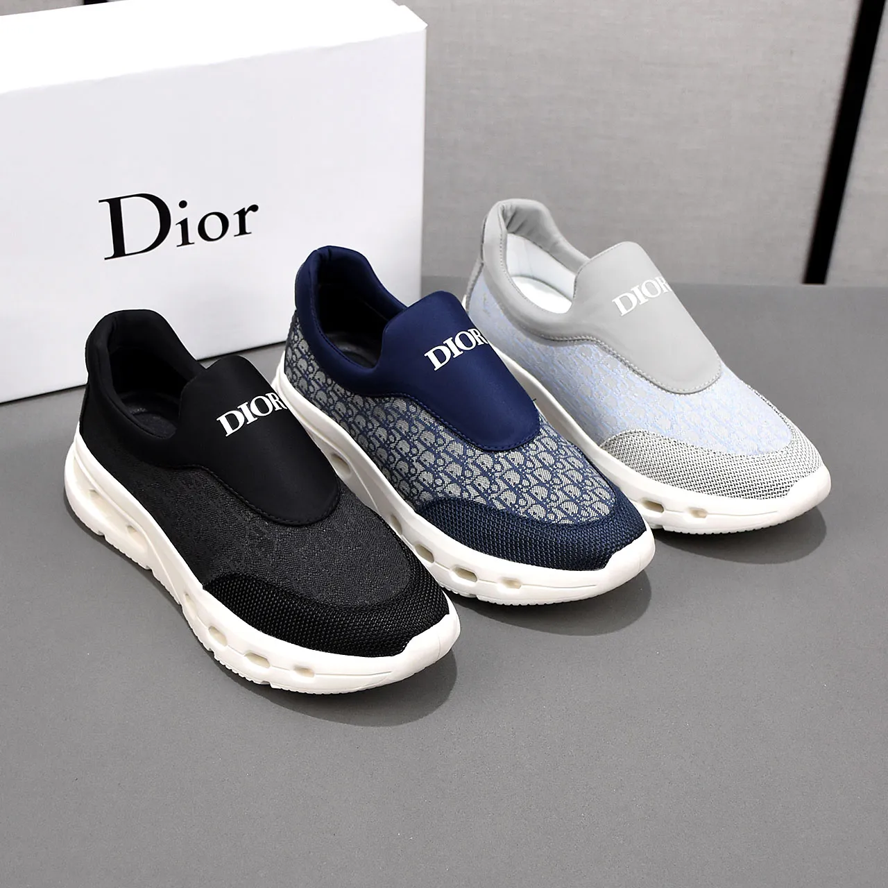 PP420🍒🍒🍒Dior's new 🆕low-cut casual sneakers, made of breathable mesh, with brand signature details on the shoe collar to enhance style. Fashionable and versatile, it can complement any look. With a sophisticated design that is both dynamic and modern, this new must-have shoe adds a new dimension to Dior's legacy, displaying modern elegance. Men's shoes 38-44 45🉑️customized